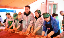 정연욱 의원 부부, 새마을부녀회와 사랑의 김장나눔 행사 동참