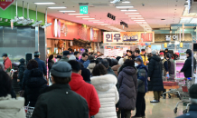 韓 홀로 주가 역주행…매력없는 유통 공룡 줄줄이 약세