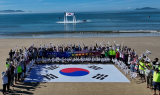 '맨발로 걷는 80년의 역사'…완도군 '광복 80주년 기념 맨발 걷기 퍼포먼스' 개최