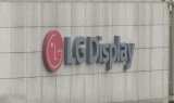 “아이폰17 팬심 통했다”…LGD, 3년 만 적자탈출 하나