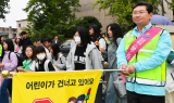 이상일 용인특례시장, 등굣길 교통지도 참여