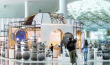 신세계免, 인천공항서 '샤넬 홀리데이' 메가 포디움 오픈