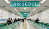 “땅에서도 만나는 항공사”…에어서울, 서울역에 대형 광고 설치