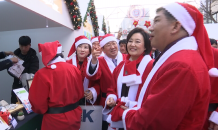 ‘크리스마스 마켓’ 간 장관 5명, ‘깜짝 산타’로