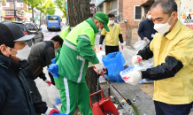 조무영 수원시 제2부시장,  무단투기 쓰레기 분리 작업…시민들의 적극적인 참여 부탁