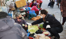 [포토] 김철우 보성군, 명절 앞두고 전통시장 찾아 민생 살펴