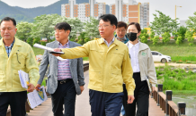 임윤섭 장성 부군수 '황룡강 홍길동무 꽃길축제' 현장 점검