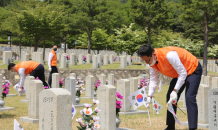 한화 방산계열사 임직원, 호국보훈의 달 맞아 현충원 합동 참배