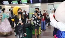 대구시-방콕 하늘길 재개···대구공항 입국 첫 외래관광객 환영행사