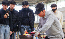 말 발굽 관리하는 장제사 관심 ‘쑥’…한국마사회장배 장제사챔피언십 대회 눈길