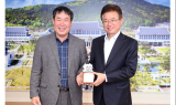 (사)한국사회적경제연대회의, 이철우 경북도지사에게 감사패 전달