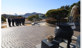 고석진 부산본부세관장, 새해 맞아 충혼탑 참배