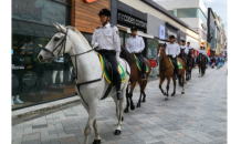 제주자치경찰 말타고 도심 순찰