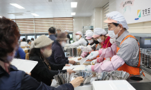 김진태 지사, 어버이날 맞이 어르신 배식봉사 ... '26년까지 도노인회관 신축 추진