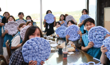 한국마사회, 유기동물 이색 기부 활동…