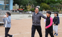 하윤수 교육감, 학생들 아침체인지 활동 격려