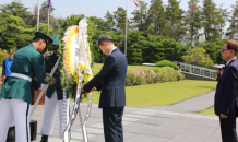 김동일 부산국세청장, '호국보훈의 달' 유엔기념공원 참배