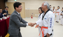 박병규 광산구청장, 태권도 승급 어르신 축하