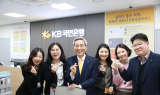 윤종규 KB금융 회장, 영업현장 방문으로 새해 출발…현장 경영 강화